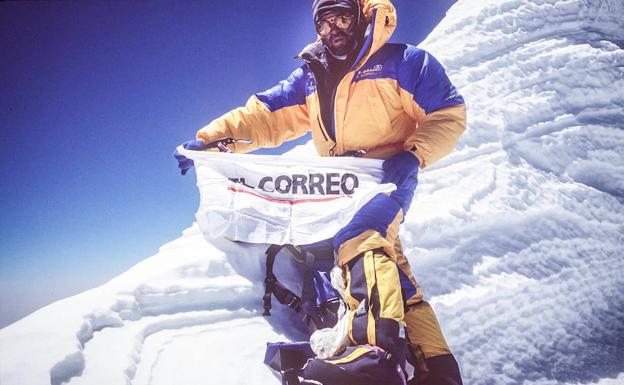 Juanito Oiarzabal, en la cima del Annapurna el 29 de abril de 1999.