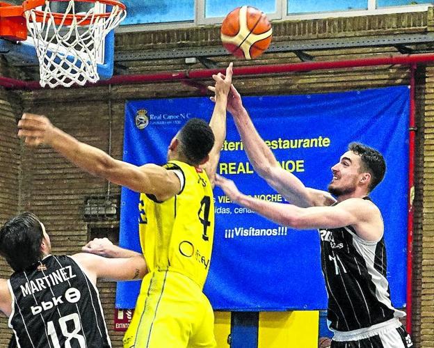 Leo Demetrio pelea por un rebote con 'Tyson' Pérez en la cancha del Pez Volador.