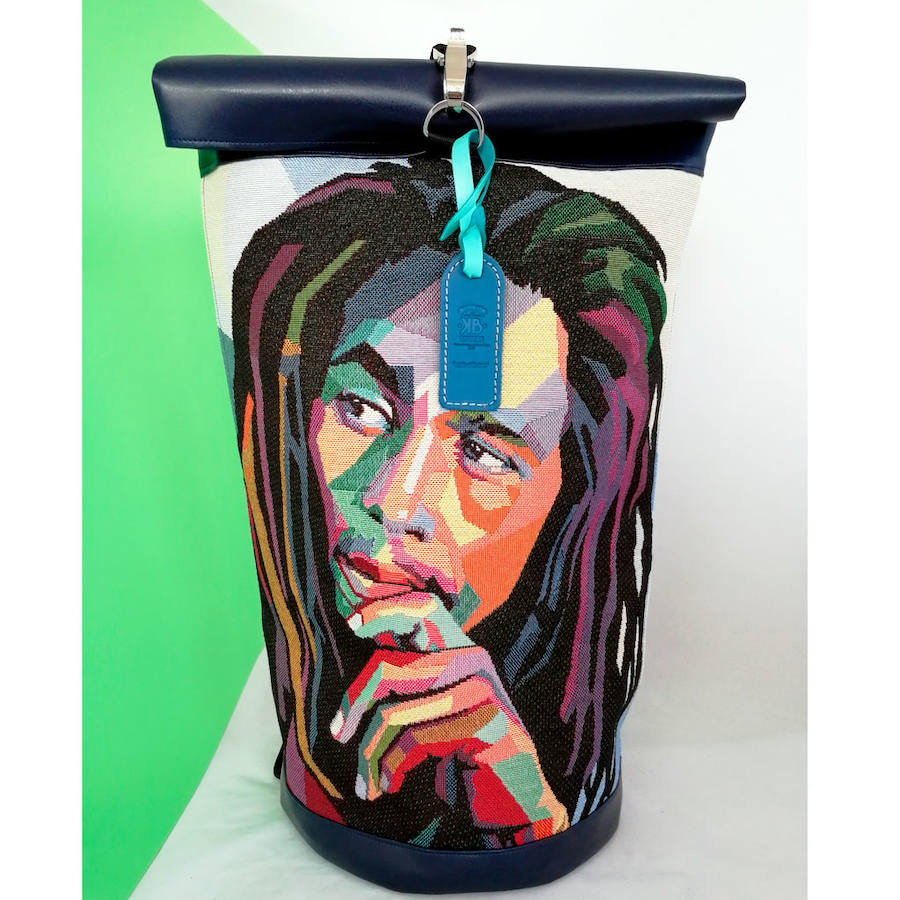 Sandra y Marta Llano, fundadoras de la firma KB Sisters, diseñan y confeccionan complementos únicos: desde coloristas coleteros o turbantes hasta originales billeteras o bolsos con la imagen de Bob Marley o Frida Kahlo