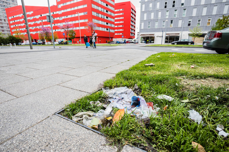 Basura en el barrio de Salburua.