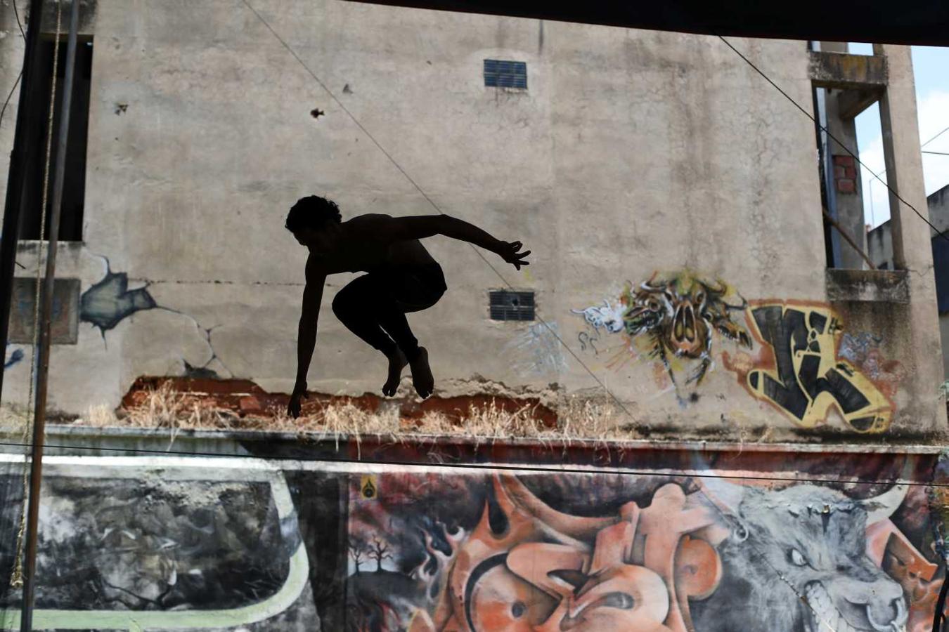 Anderson Rodríguez se entrena en un slackline en una sede del Circo Nacional de Venezuela en Caracas, Venezuela.