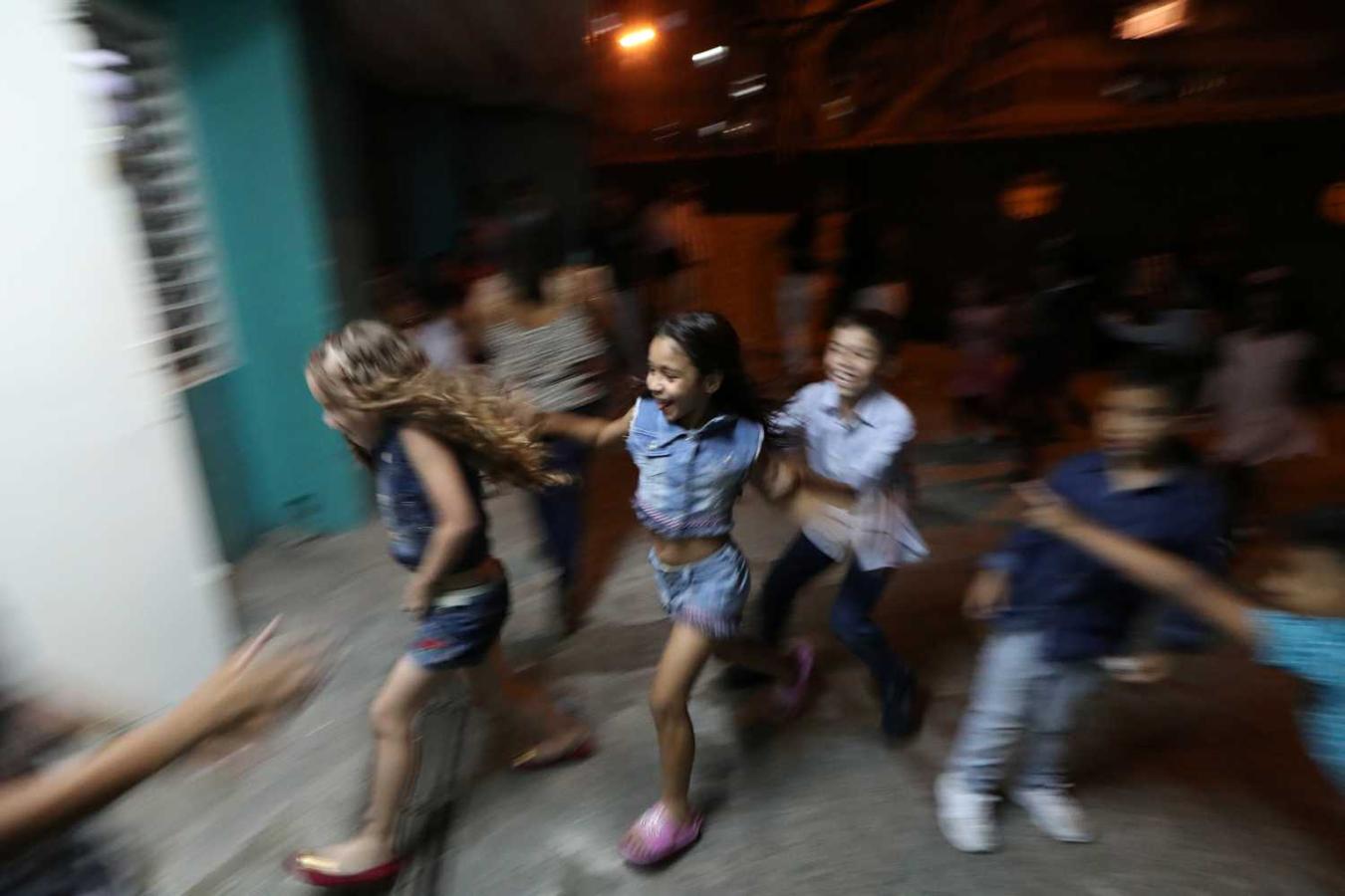 Los niños juegan en una fiesta de cumpleaños en el vecindario de Catia en Caracas, Venezuela.