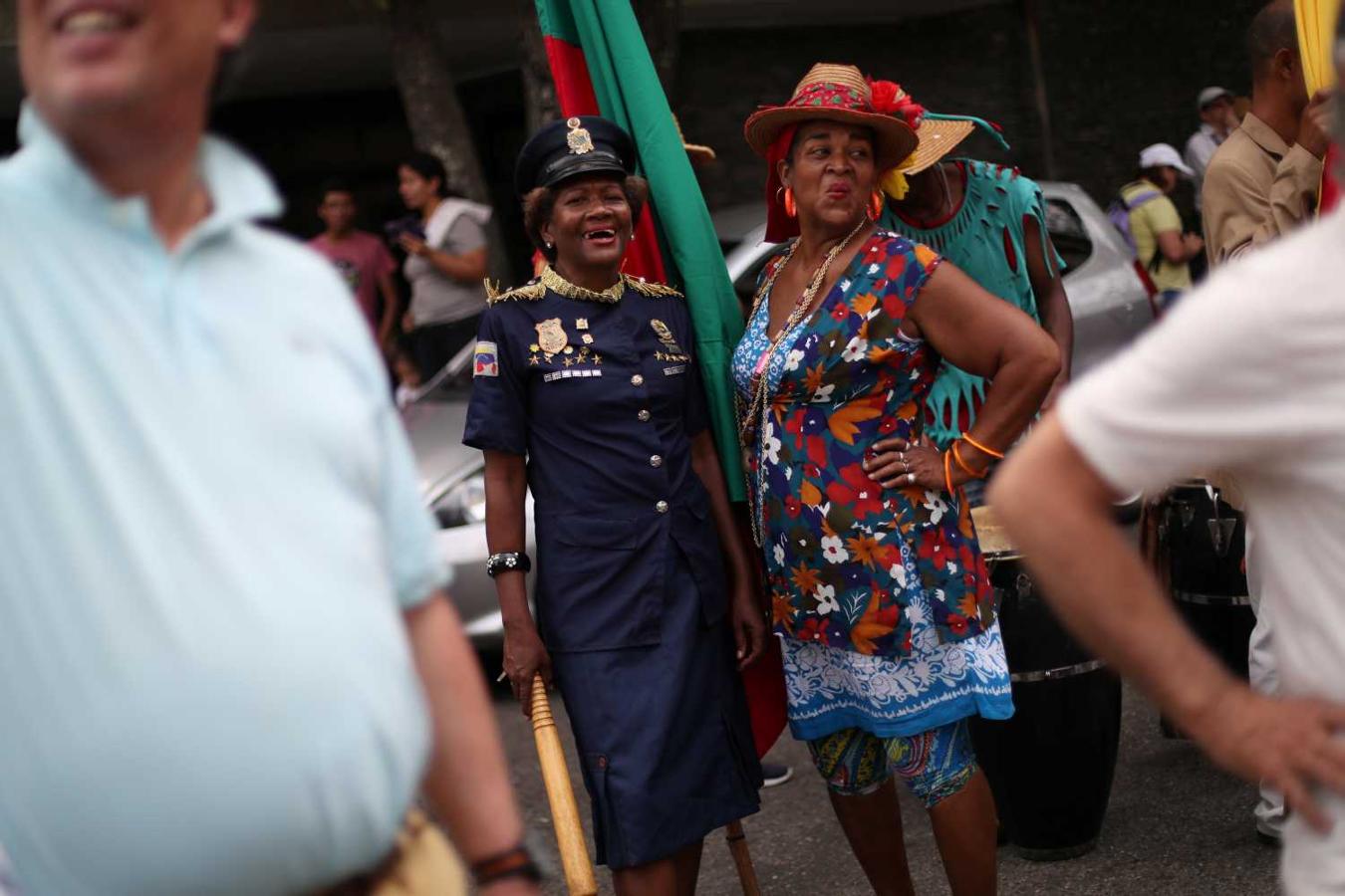 Miembros de un grupo folklórico participan en la celebración de Palmeros de Chacao, una tradición de la Semana Santa, en Caracas, Venezuela.