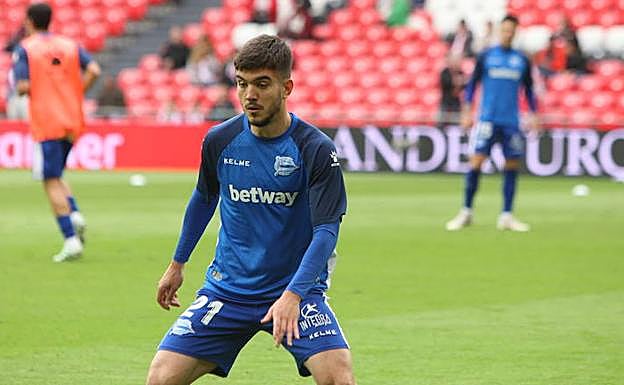 Martín calienta sobre el césped de San Mamés.