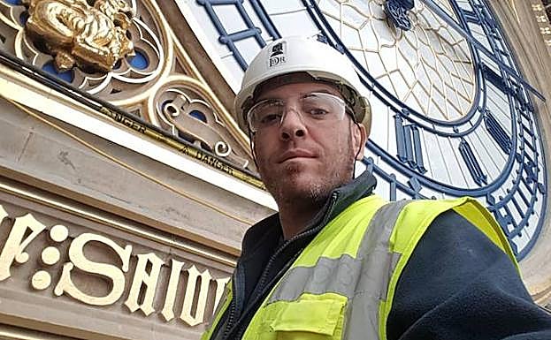 Imagen principal - Santiago Rey le saca lustre al Big Ben. Francisco Castro y Manuel Rial limpian el Capitolio (derecha). Otros equipos en la Sagrada Familia.