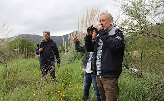 Roberto Uriarte observando las aves.
