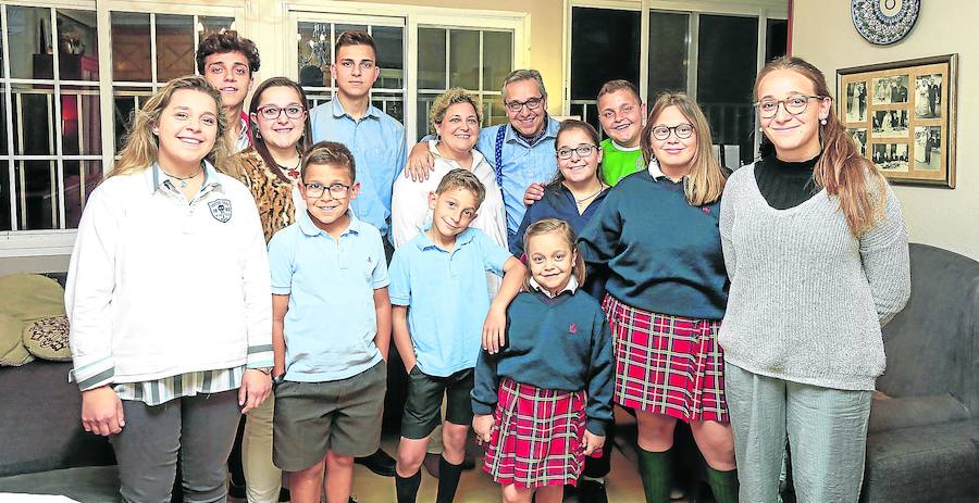 Jorge y Lourdes, que cumplen este año sus bodas de plata, tienen once hijos con edades que van desde los 6 hasta los 24 años. 