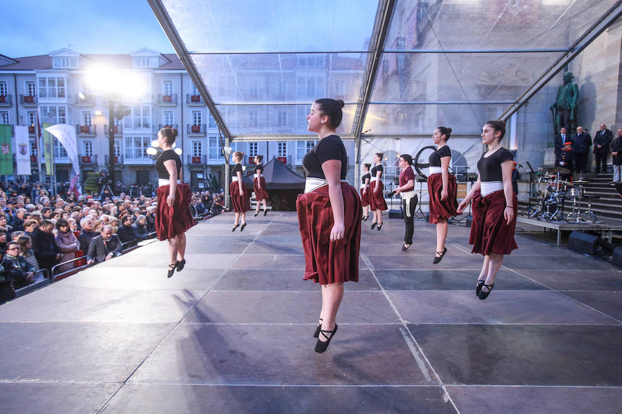 La plaza de la Provincia se convirtió, un año más, en el anuncio a la fiesta