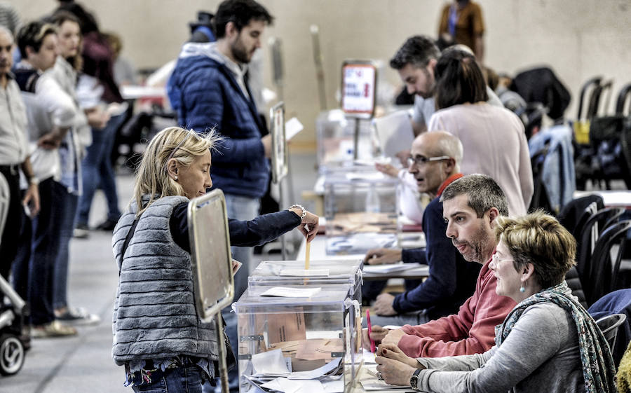 Fotos: La jornada electoral en Vitoria en imagenes
