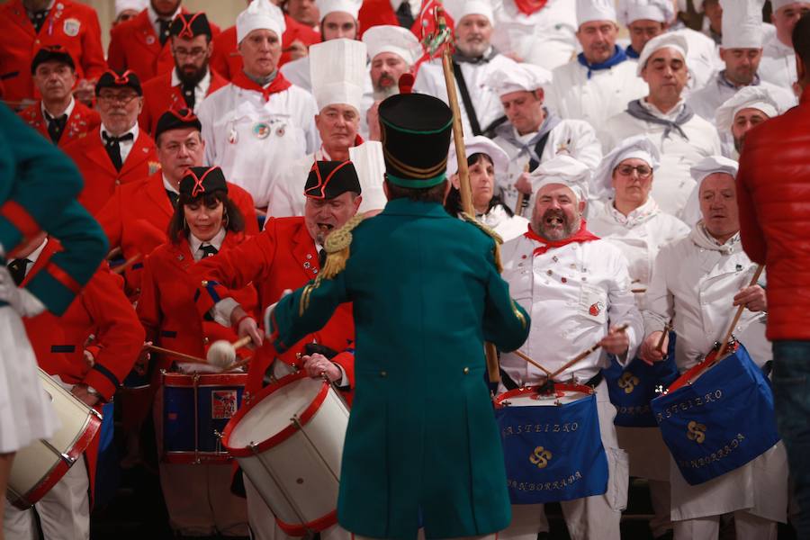 Más de 300 miembros de las 25 sociedades participantes en la Tamborrada tocaron tambores, barriles y barriletes para animar la víspera del patrón