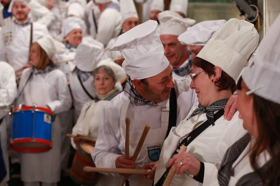 Más de 300 miembros de las 25 sociedades participantes en la Tamborrada tocaron tambores, barriles y barriletes para animar la víspera del patrón