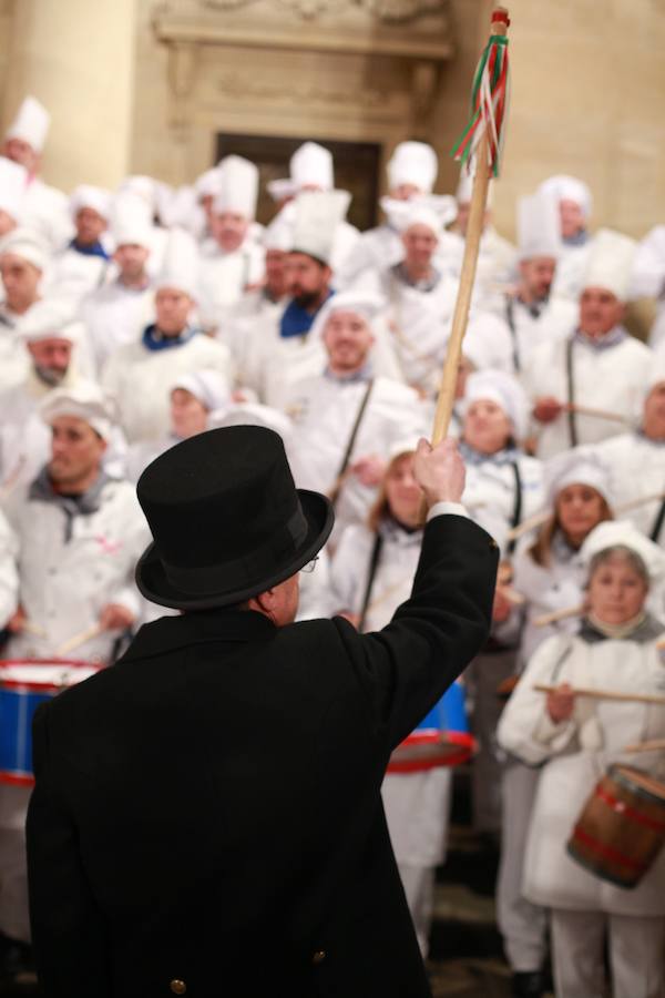 Más de 300 miembros de las 25 sociedades participantes en la Tamborrada tocaron tambores, barriles y barriletes para animar la víspera del patrón