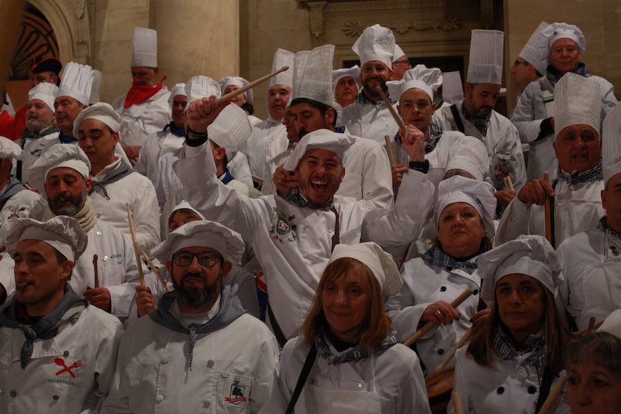 Más de 300 miembros de las 25 sociedades participantes en la Tamborrada tocaron tambores, barriles y barriletes para animar la víspera del patrón