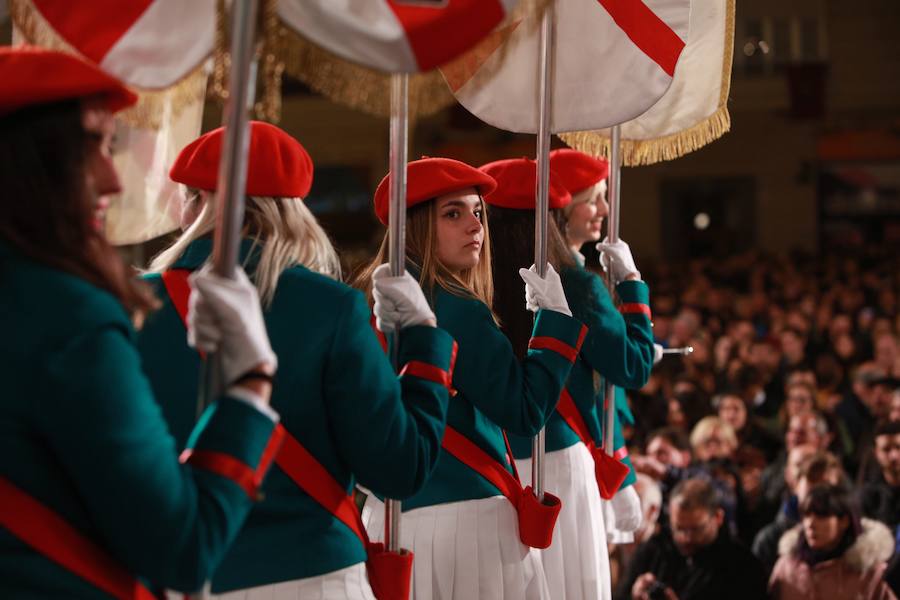 Más de 300 miembros de las 25 sociedades participantes en la Tamborrada tocaron tambores, barriles y barriletes para animar la víspera del patrón