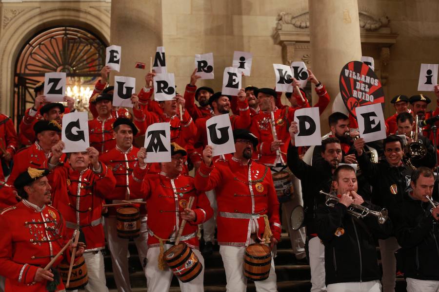 Más de 300 miembros de las 25 sociedades participantes en la Tamborrada tocaron tambores, barriles y barriletes para animar la víspera del patrón