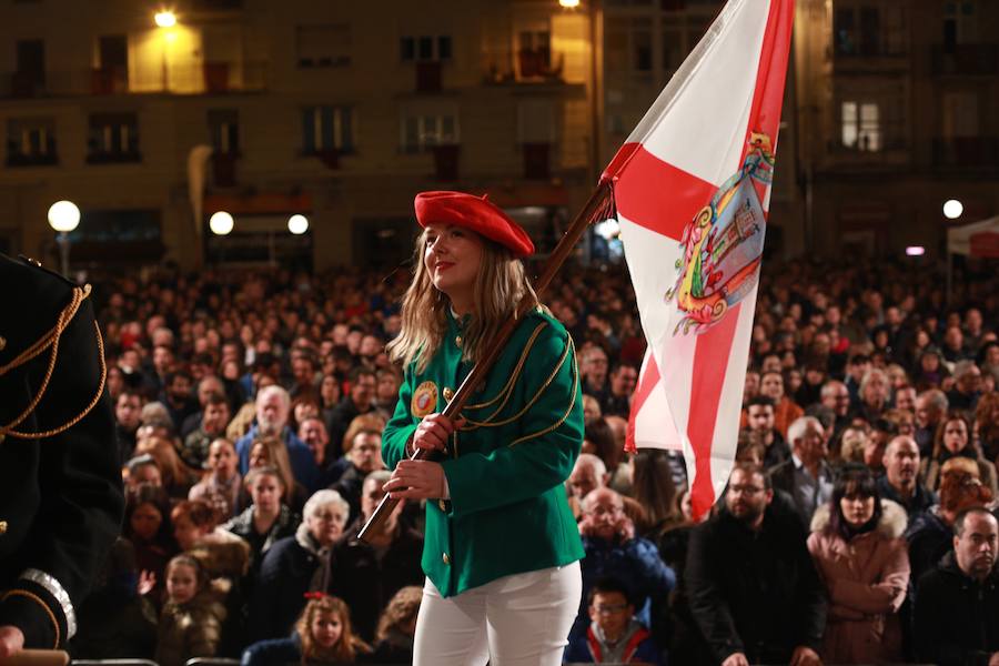 Más de 300 miembros de las 25 sociedades participantes en la Tamborrada tocaron tambores, barriles y barriletes para animar la víspera del patrón