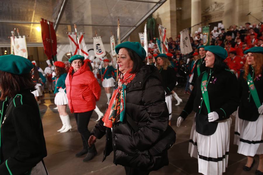 Más de 300 miembros de las 25 sociedades participantes en la Tamborrada tocaron tambores, barriles y barriletes para animar la víspera del patrón