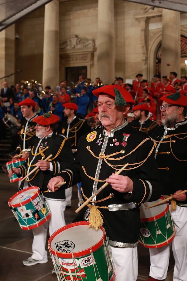 Más de 300 miembros de las 25 sociedades participantes en la Tamborrada tocaron tambores, barriles y barriletes para animar la víspera del patrón