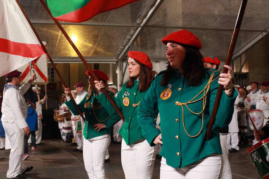 Más de 300 miembros de las 25 sociedades participantes en la Tamborrada tocaron tambores, barriles y barriletes para animar la víspera del patrón