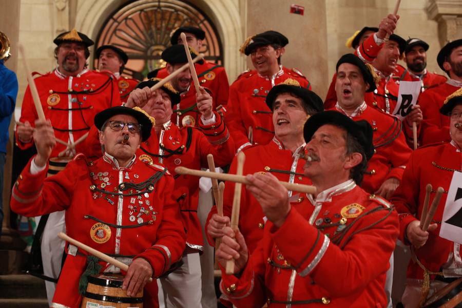 Más de 300 miembros de las 25 sociedades participantes en la Tamborrada tocaron tambores, barriles y barriletes para animar la víspera del patrón