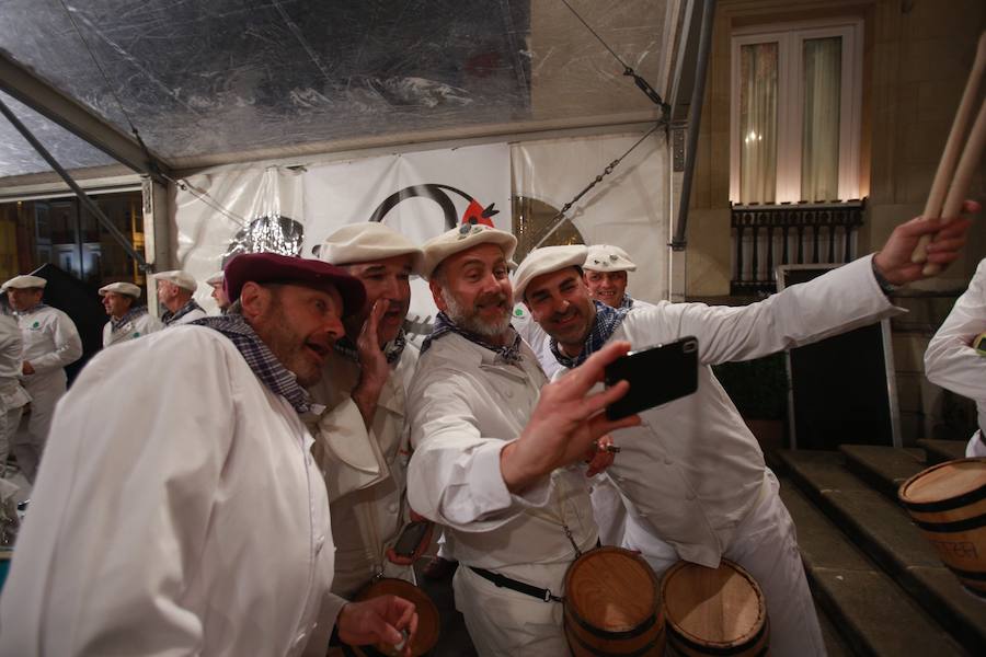 Más de 300 miembros de las 25 sociedades participantes en la Tamborrada tocaron tambores, barriles y barriletes para animar la víspera del patrón