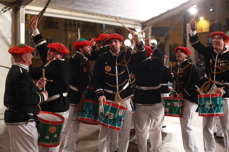 Más de 300 miembros de las 25 sociedades participantes en la Tamborrada tocaron tambores, barriles y barriletes para animar la víspera del patrón