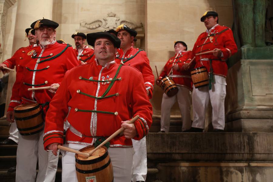 Más de 300 miembros de las 25 sociedades participantes en la Tamborrada tocaron tambores, barriles y barriletes para animar la víspera del patrón