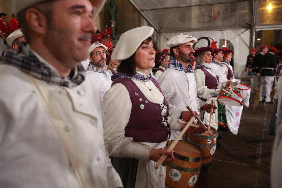 Más de 300 miembros de las 25 sociedades participantes en la Tamborrada tocaron tambores, barriles y barriletes para animar la víspera del patrón