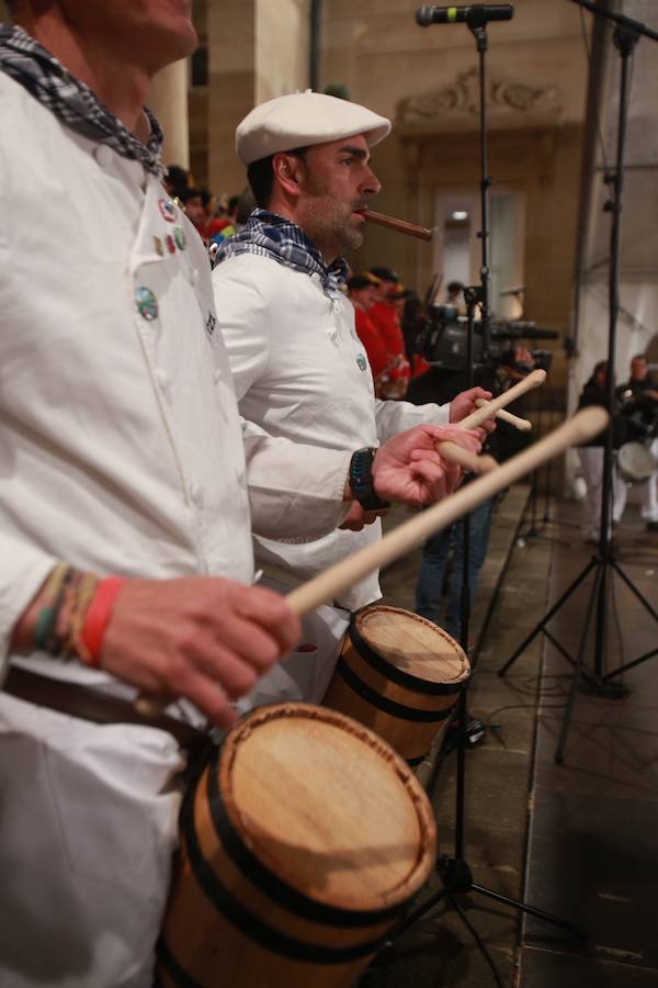 Más de 300 miembros de las 25 sociedades participantes en la Tamborrada tocaron tambores, barriles y barriletes para animar la víspera del patrón