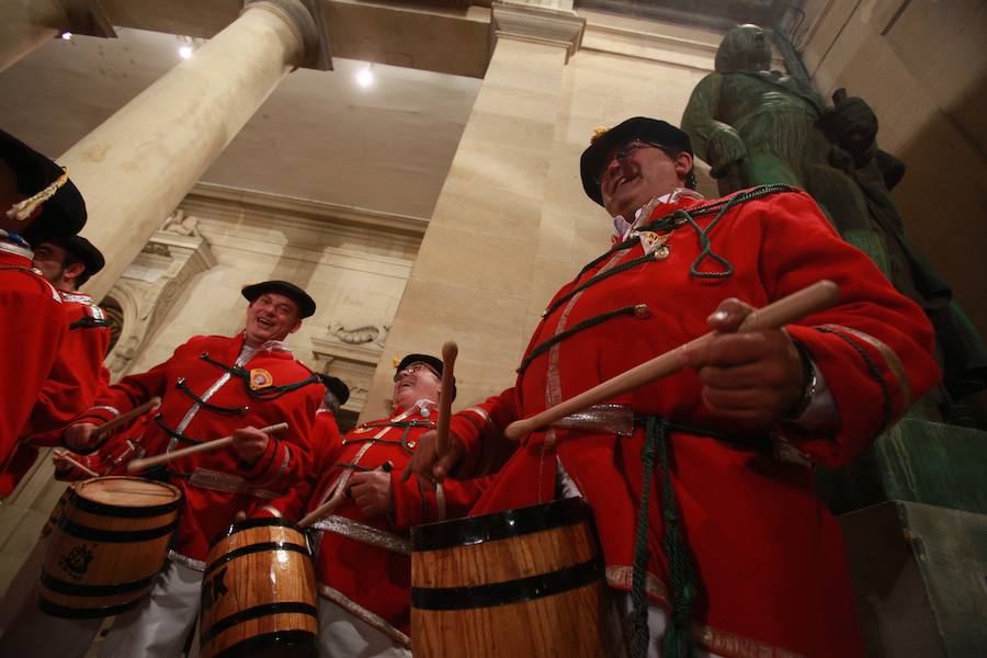 Más de 300 miembros de las 25 sociedades participantes en la Tamborrada tocaron tambores, barriles y barriletes para animar la víspera del patrón