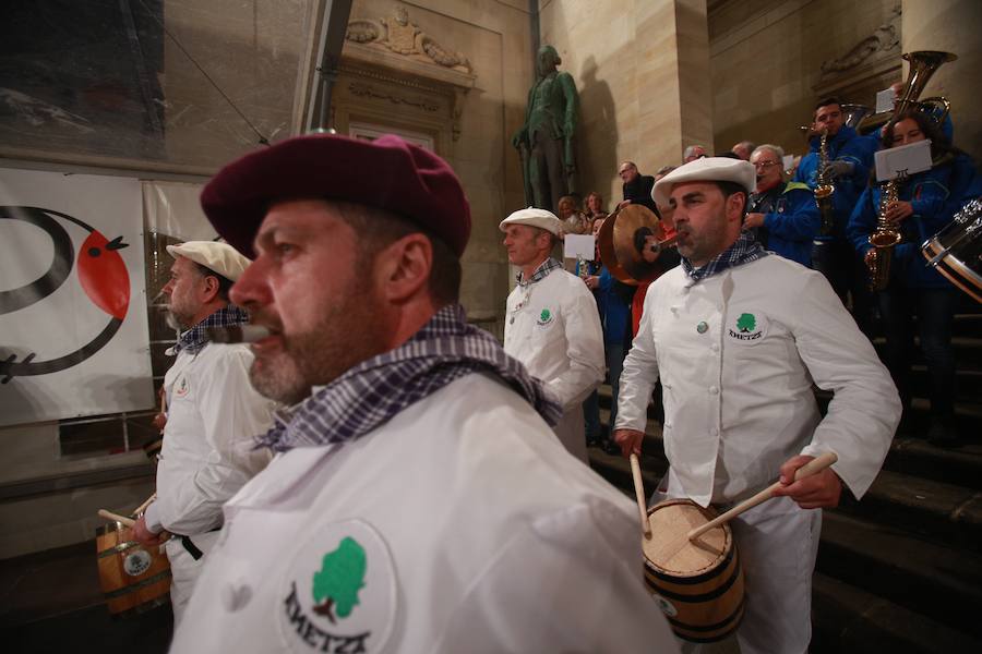 Más de 300 miembros de las 25 sociedades participantes en la Tamborrada tocaron tambores, barriles y barriletes para animar la víspera del patrón