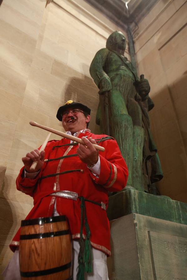 Más de 300 miembros de las 25 sociedades participantes en la Tamborrada tocaron tambores, barriles y barriletes para animar la víspera del patrón