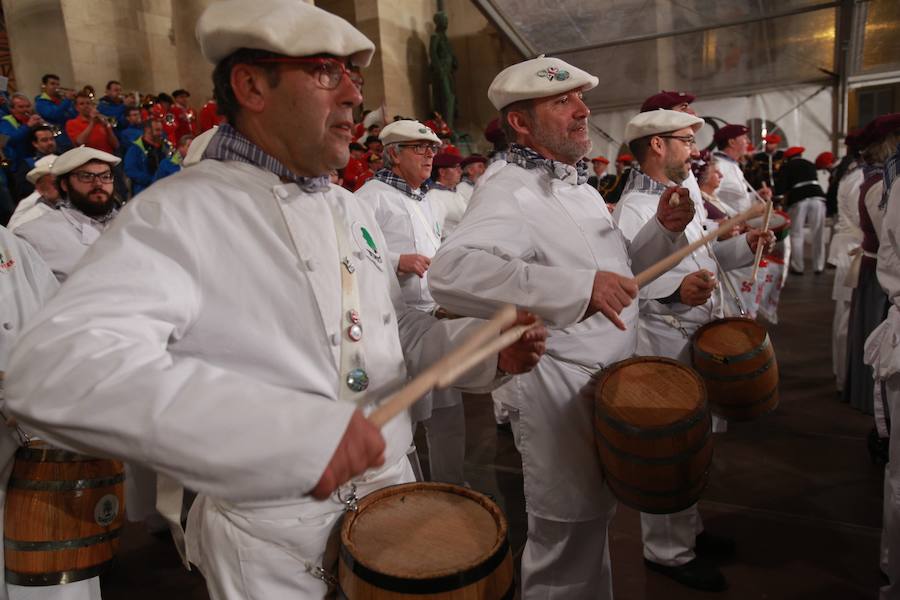 Más de 300 miembros de las 25 sociedades participantes en la Tamborrada tocaron tambores, barriles y barriletes para animar la víspera del patrón