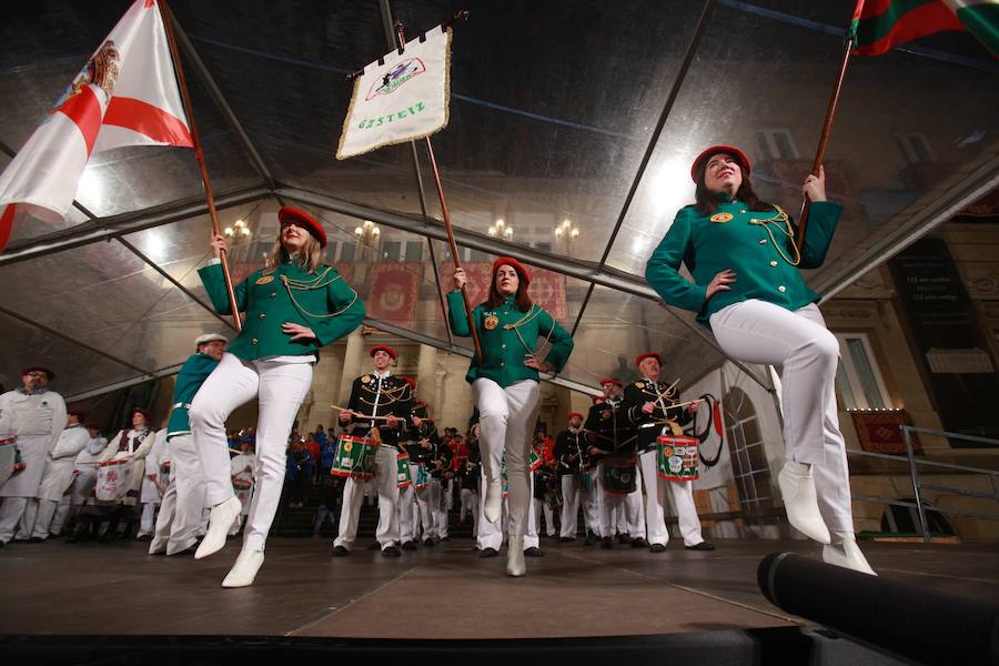 Más de 300 miembros de las 25 sociedades participantes en la Tamborrada tocaron tambores, barriles y barriletes para animar la víspera del patrón