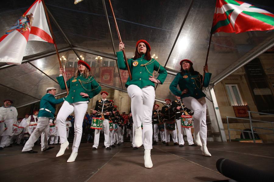 Más de 300 miembros de las 25 sociedades participantes en la Tamborrada tocaron tambores, barriles y barriletes para animar la víspera del patrón