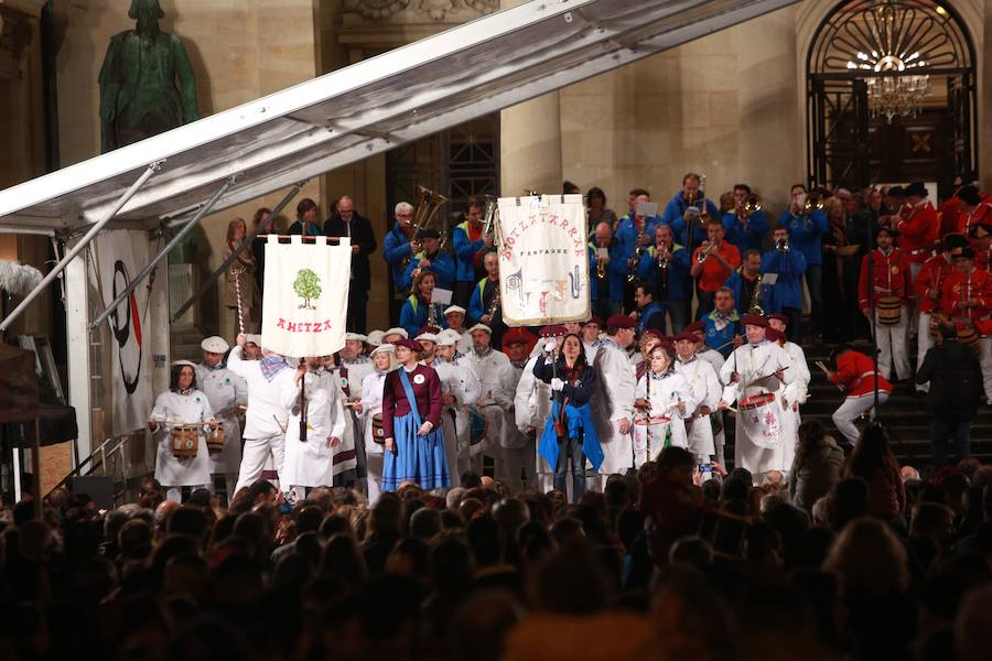 Más de 300 miembros de las 25 sociedades participantes en la Tamborrada tocaron tambores, barriles y barriletes para animar la víspera del patrón