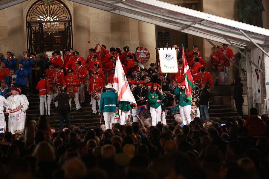 Más de 300 miembros de las 25 sociedades participantes en la Tamborrada tocaron tambores, barriles y barriletes para animar la víspera del patrón