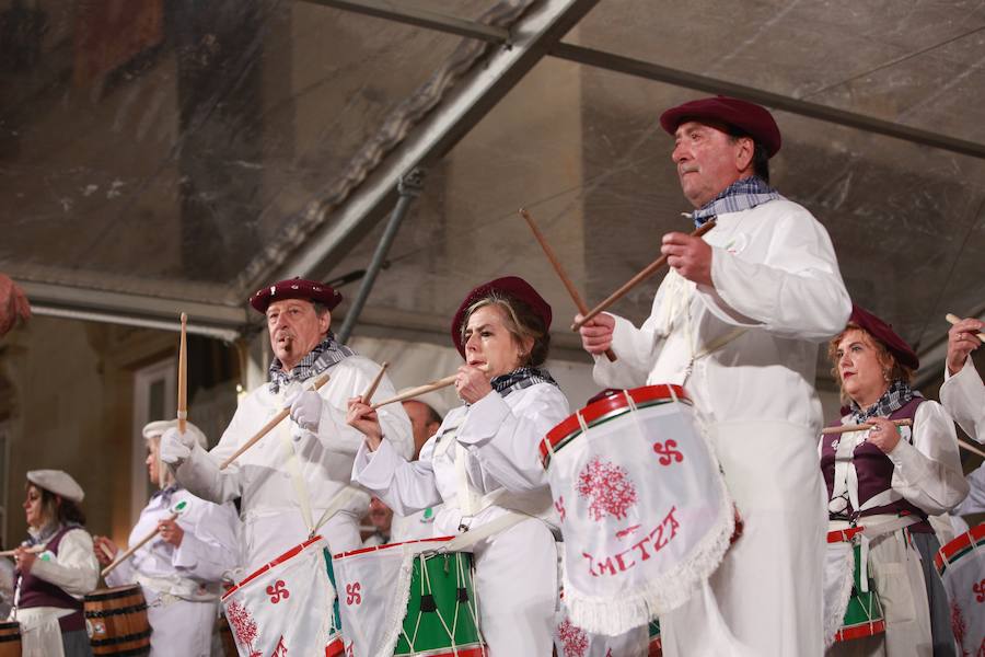 Más de 300 miembros de las 25 sociedades participantes en la Tamborrada tocaron tambores, barriles y barriletes para animar la víspera del patrón