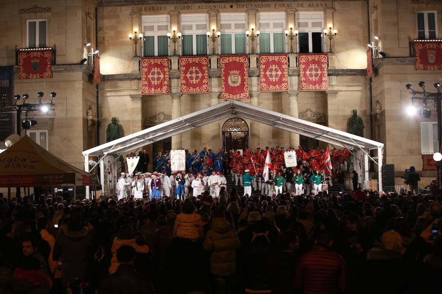 Más de 300 miembros de las 25 sociedades participantes en la Tamborrada tocaron tambores, barriles y barriletes para animar la víspera del patrón