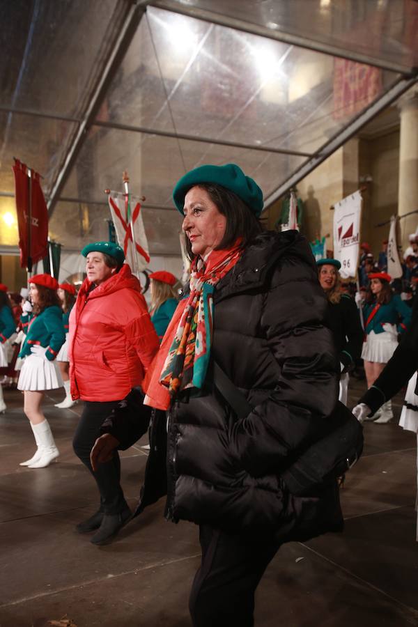 Más de 300 miembros de las 25 sociedades participantes en la Tamborrada tocaron tambores, barriles y barriletes para animar la víspera del patrón