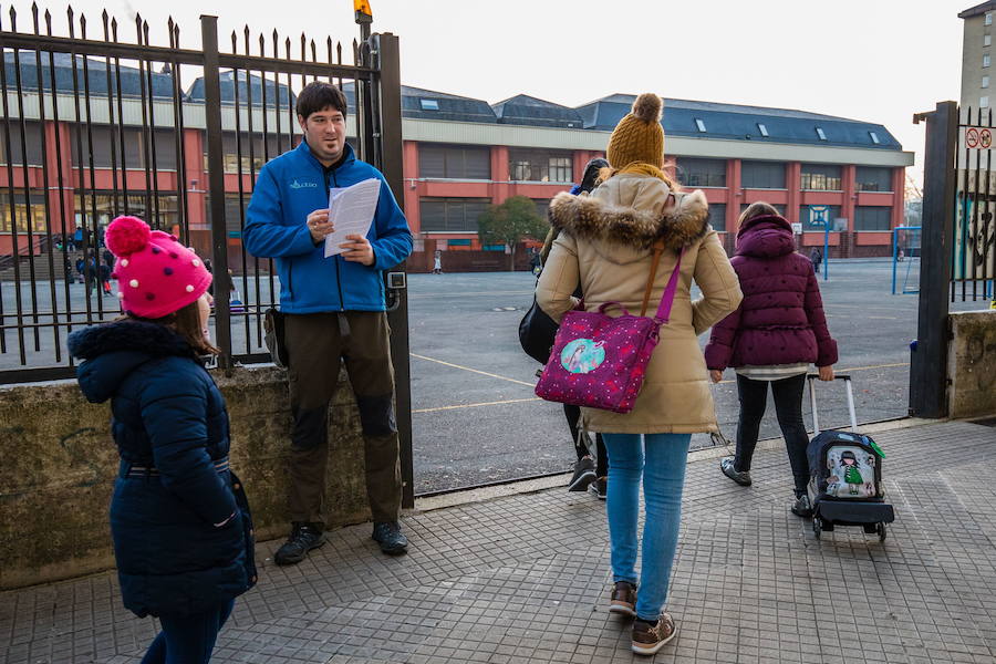Varios alumnos acceden a un colegio de Vitoria.