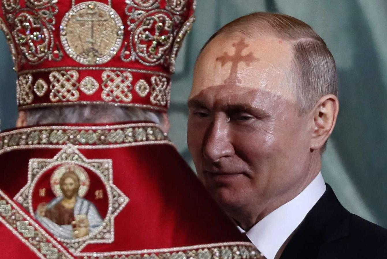 Kirill (i) patriarca de Moscú y Toda Rusia saluda al presidente ruso Vladimir Putin (R) mientras se felicitan mutuamente durante el servicio de vacaciones ortodoxas de Pascua en la catedral de Cristo Salvador en Moscú, Rusia.