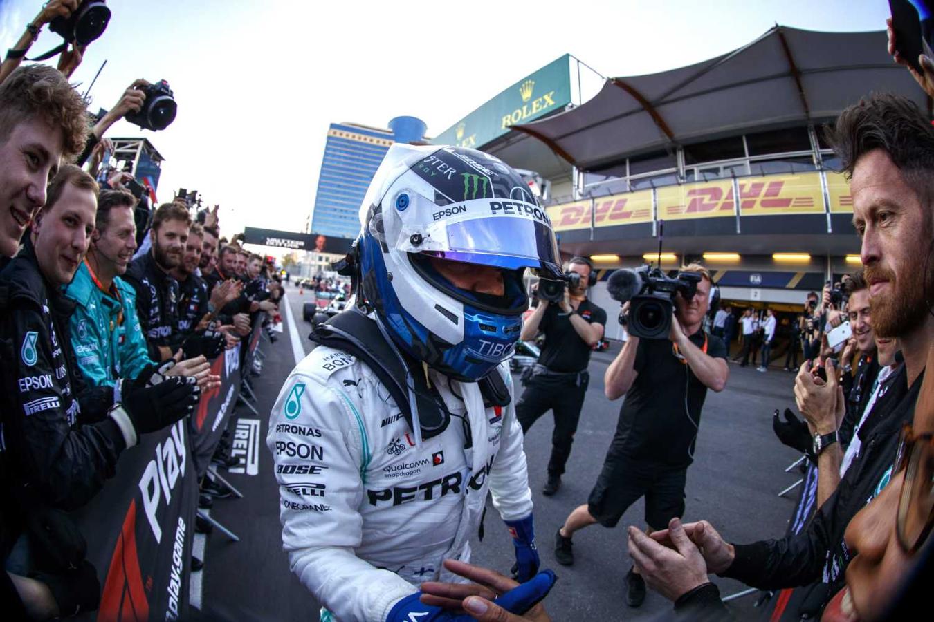 El piloto finlandés de Fórmula 1, Valtteri Bottas, de Mercedes AMG GP, celebra con los miembros de su equipo tras de ganar el Gran Premio de Fórmula Uno 2019 de Azerbaiyán en el circuito de la ciudad de Bakú, Azerbaiyán.