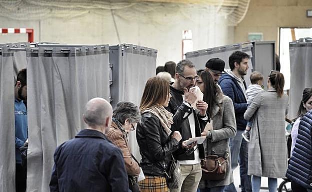Vecinos de Zabalgana hacen cola para votar.