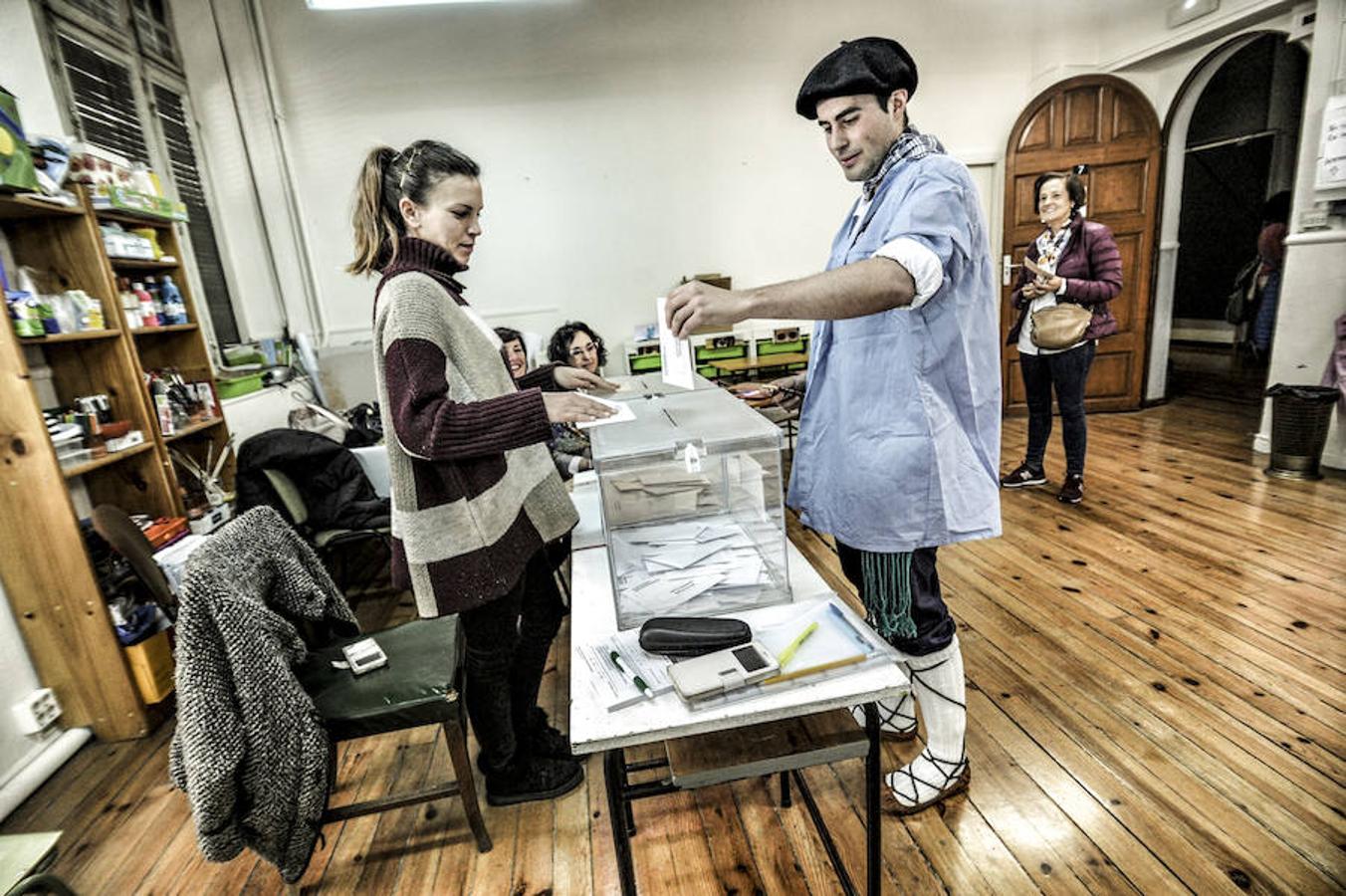 Fotos: La jornada electoral en Vitoria en imagenes