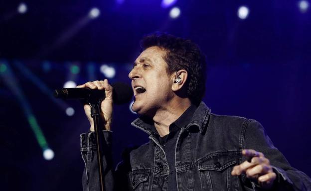 El cantante realiza por primera vez una gira en acústico que recala en el Buesa Arena. 