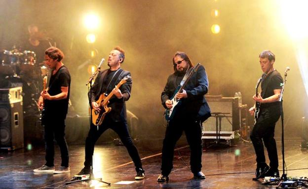 Los tres hermanos y el guitarrista a sueldo en la parte eléctrica. 