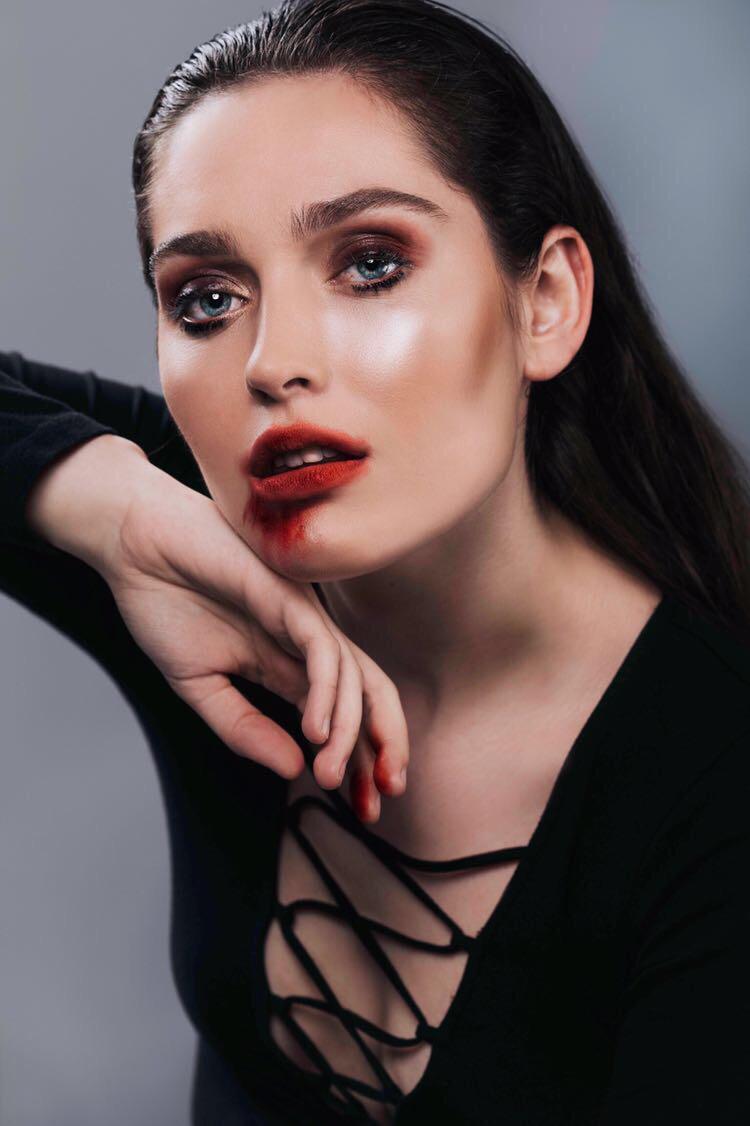 Con tan solo 24 años Bianka Szamosi ha formado parte del equipo de estilistas de la fiesta de los premios MTV y ha estado detrás del maquillaje de Silvia Abril para el JA Bilbao Festival