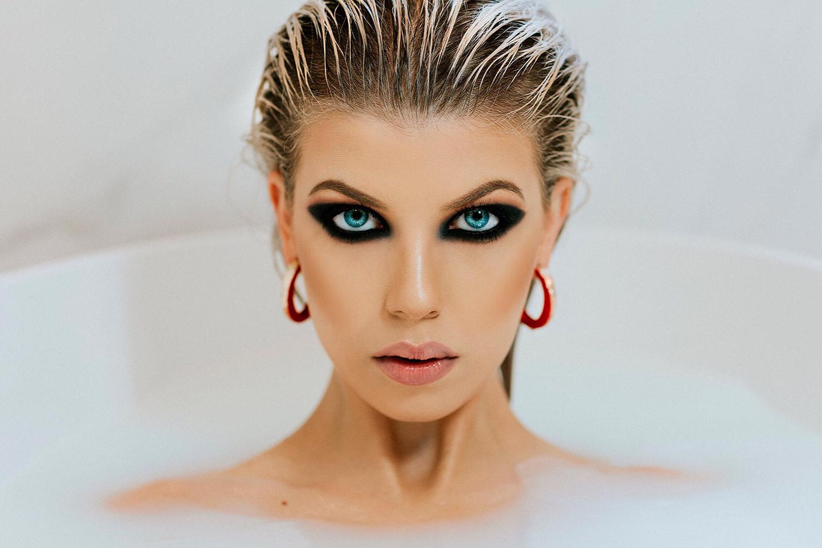 Con tan solo 24 años Bianka Szamosi ha formado parte del equipo de estilistas de la fiesta de los premios MTV y ha estado detrás del maquillaje de Silvia Abril para el JA Bilbao Festival