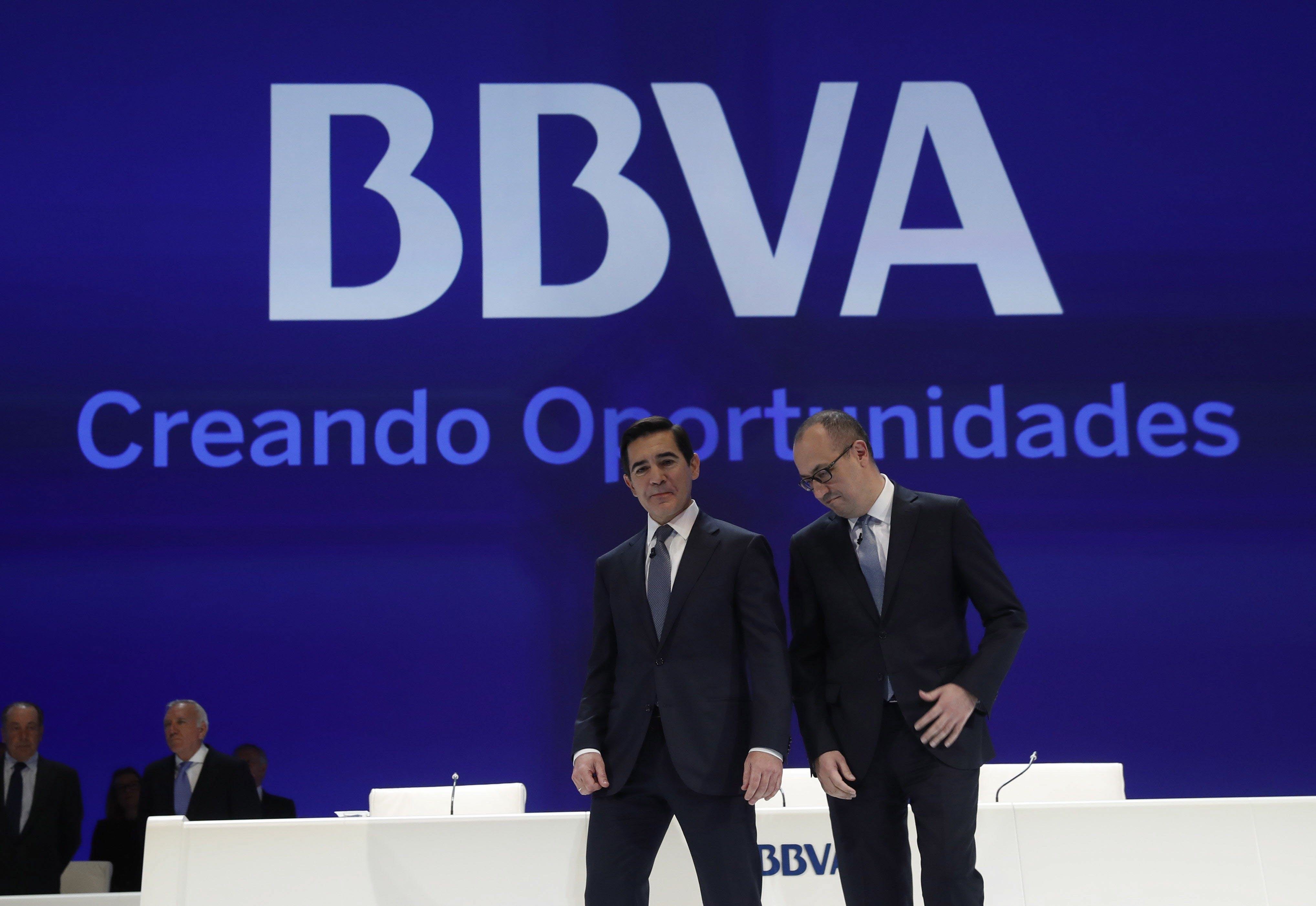 El presidente del BBVA Carlos Torres (i), junto al consejero delegado de la entidad bancaria, el turco Onur Genç.